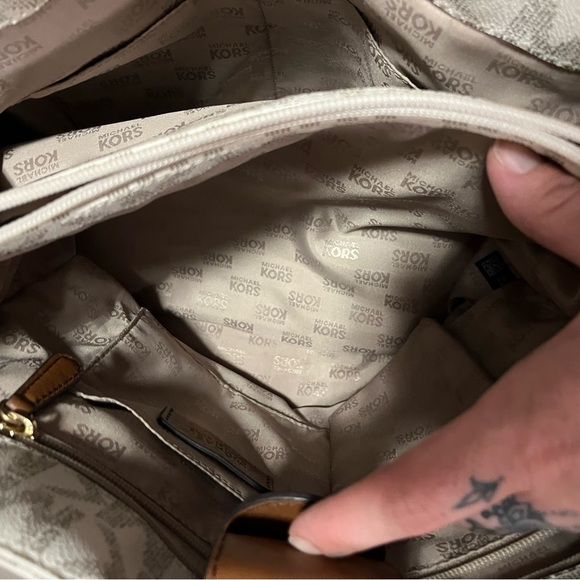 Micheal Kors purse! Like new!! - Picture 8 of 11